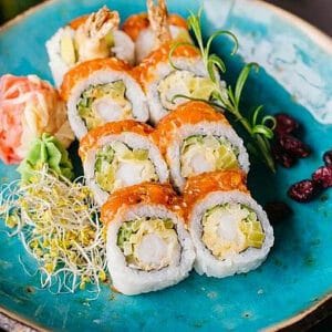 Uramaki Ebi ten z tatarem z łososia na górze  4 szt.
