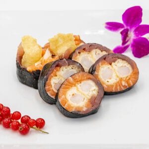 Sashimi maki z łososiem, tuńczykiem i krewetką w tempurze